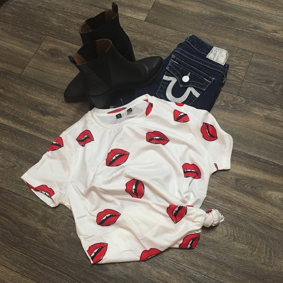 WILA Tops - Host Pick Red Lip Kiss White Tee